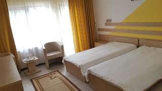 Отель Complex Turistic Casa Romaneasca Кэлимэнешти Двухместный номер с 2 отдельными кроватями-1